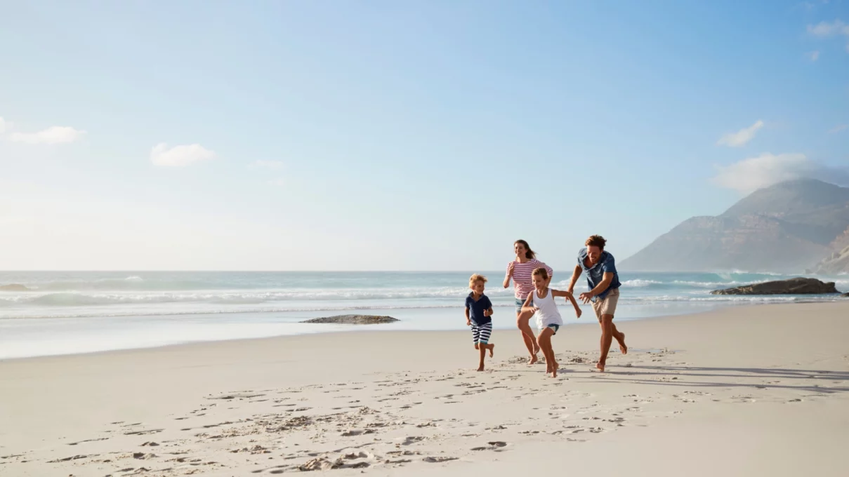 Famille s'amusant sur la plage