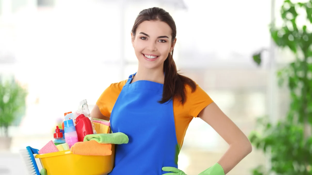 Femme de ménage souriante