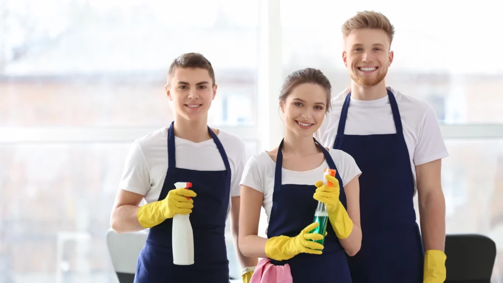 Équipe de professionnels du nettoyage souriants