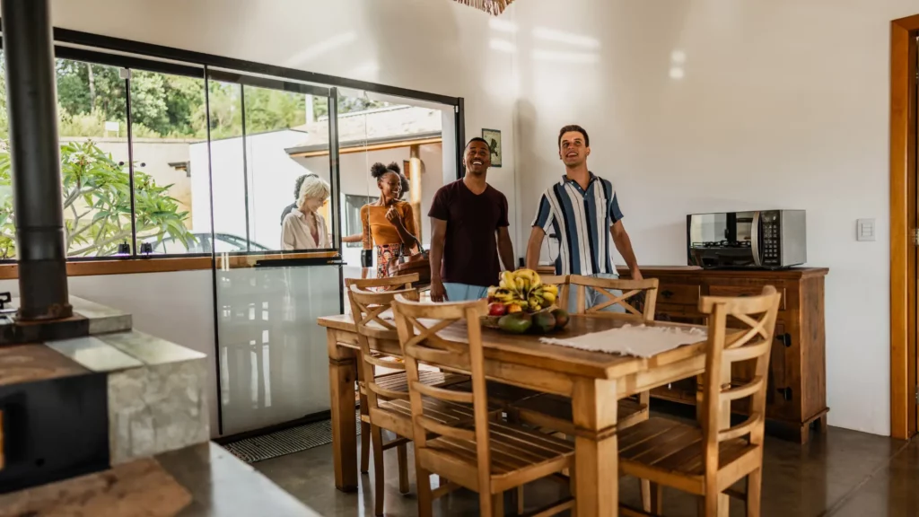 Arrivée de vacanciers heureux