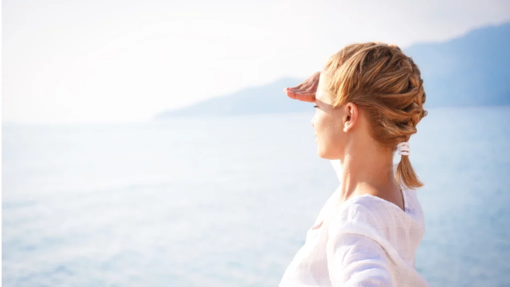 Personne regardant l'horizon