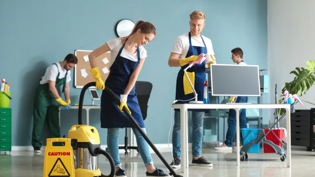 Équipe de nettoyage souriante