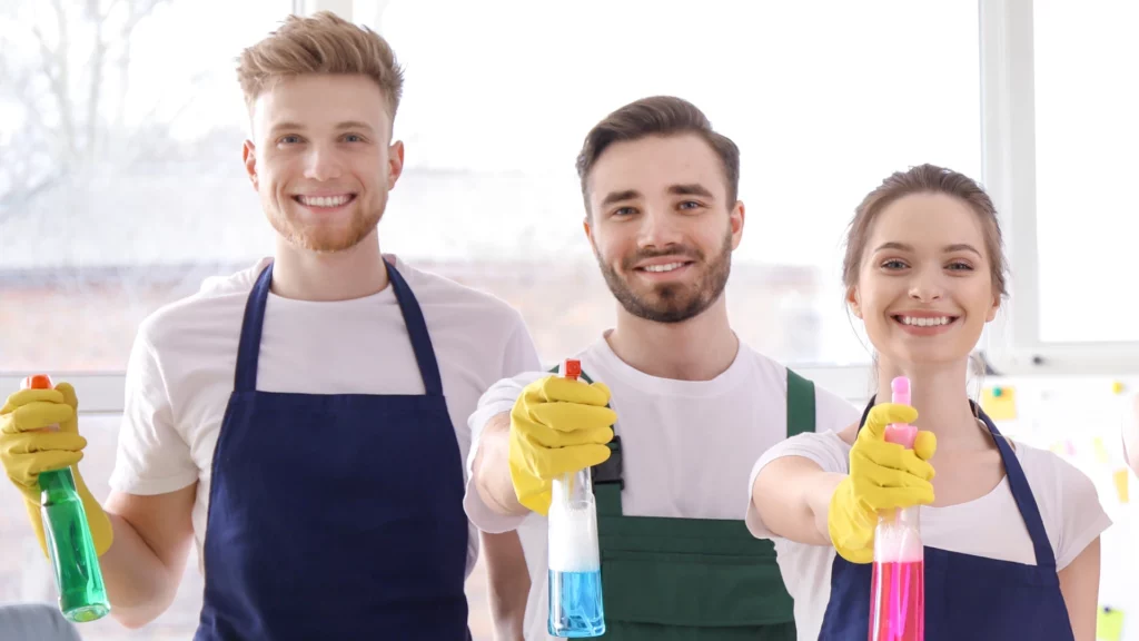 Équipe de nettoyage souriante