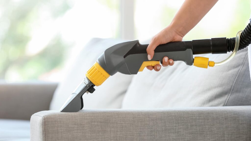 Agent nettoyant un canapé