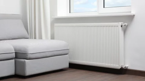 Radiateur électrique fixé au mur